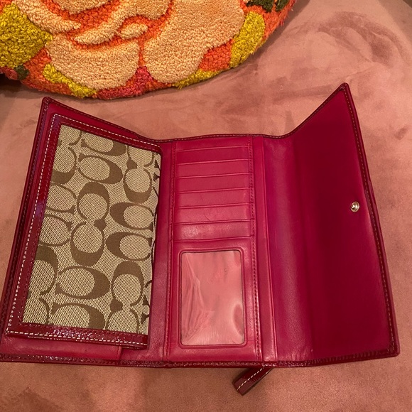 Burgundy-red patent leather Coach bag and wallet - Picture 4 of 10